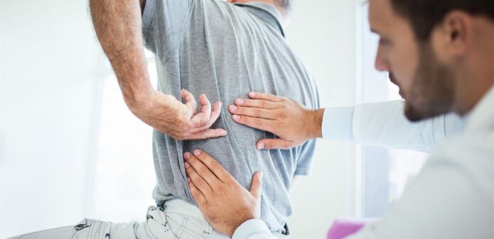 Lomber omurganın osteokondrozu semptomları olan bir hastanın teşhis muayenesi