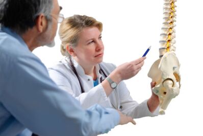 Doktor, torasik omurganın osteokondroz belirtileri konusunda hastaya danışır. 