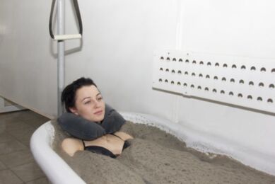 Tıbbi bir sanatoryumdaki çamur banyoları, torasik osteokondroz durumunda iltihabı hafifletecek ve doku yenilenmesini hızlandıracaktır. 
