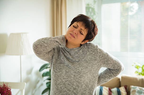 bir kadının servikal omurganın osteokondrozu var