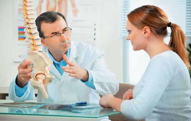 doktor, bir kadında servikal osteokondroz tedavisi için uygun tedaviyi seçer